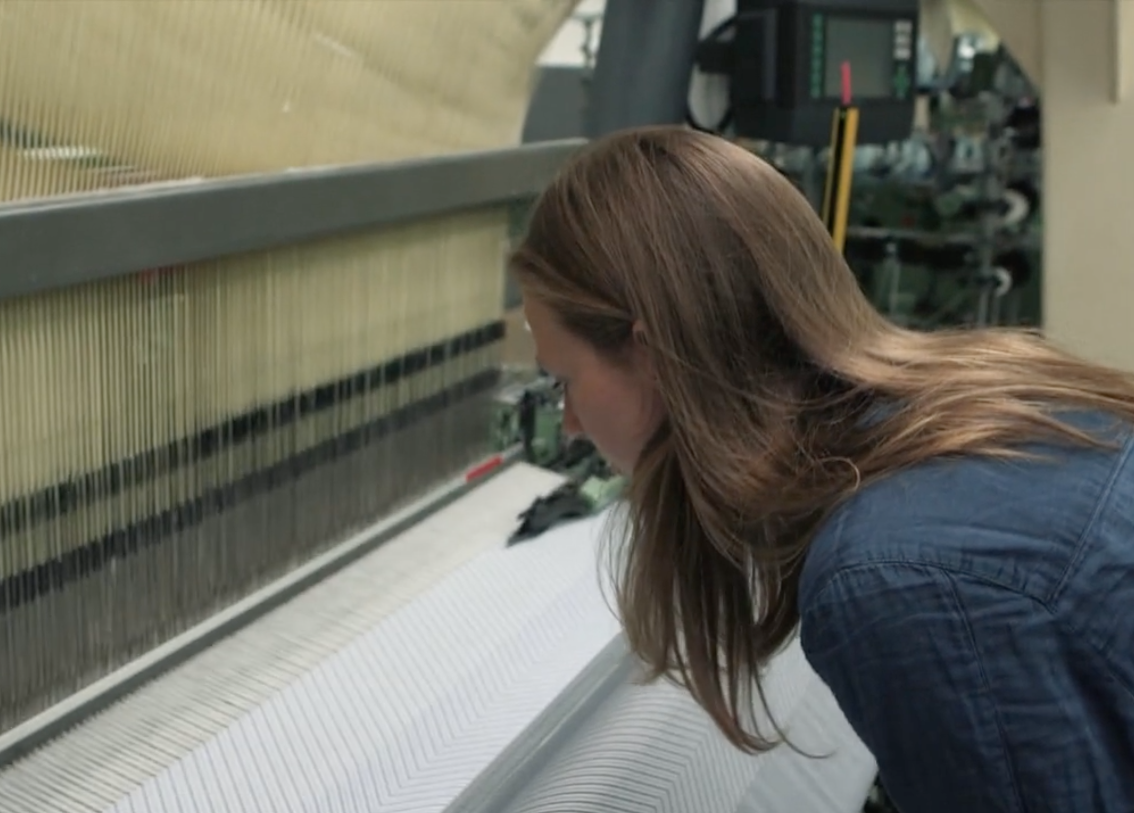 Aliki working on Horizont in the TextielLab
